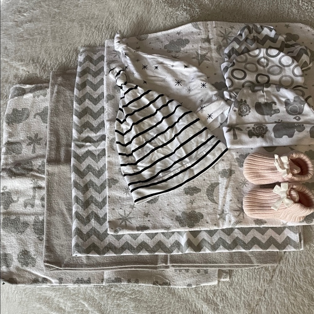 Baby Blanket and Hat Set with Booties